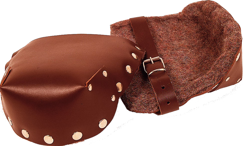 WOLFF_Dummy_15813_knee protectors leather_2025-08 Två bruna läderskyddskupor med filtfodring och metallnitar, en uppvikt så att det mjuka, ulliga innertyget syns; förbundna med ett läderband med justerbar metallspänne; fotograferade mot vit bakgrund.