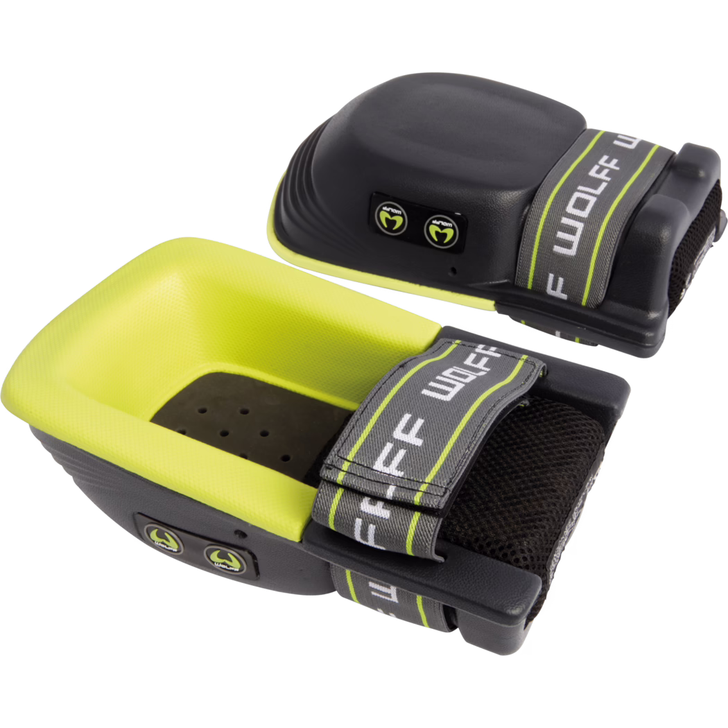 WOLFF_Dummy_81715_Knee protector 200 Pro_2025-08 Närbild av ett par klar-gula och svarta knäskydd med justerbara grå remmar tryckta med varumärkesnamn, texturerad gul yttre skal, svart vadderad insida med ventilationshål och små runda logoknappar på sidan; visad på vit bakgrund.