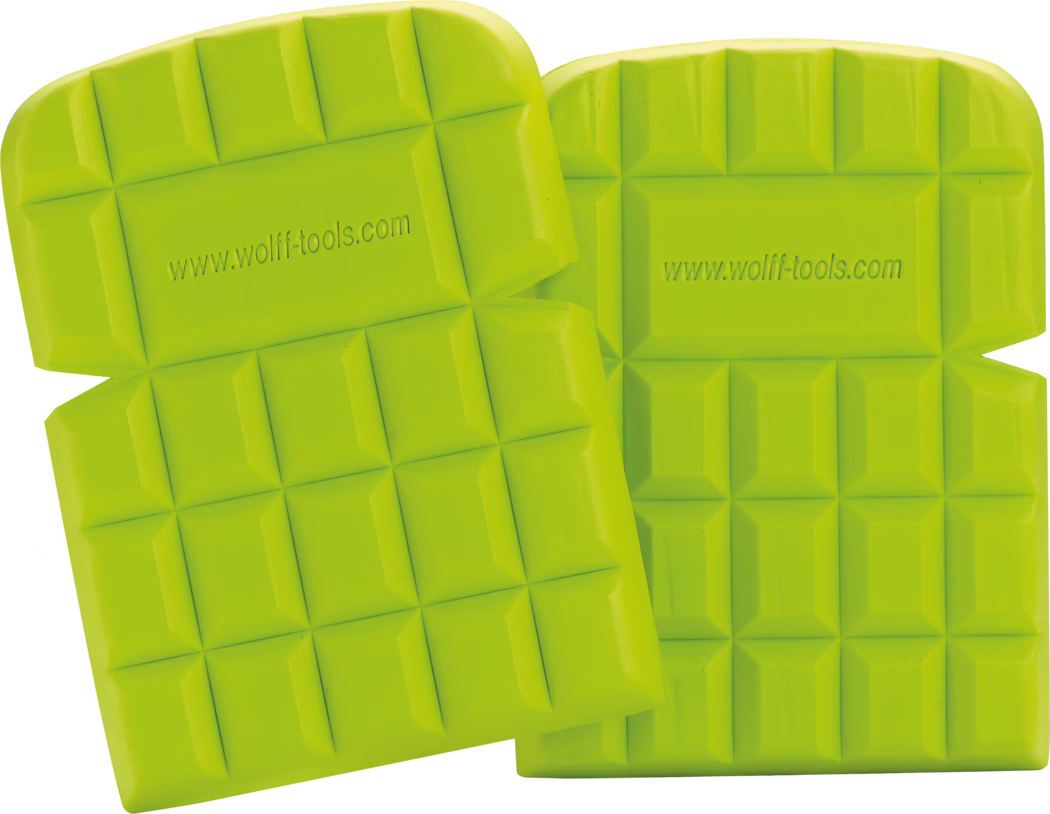 WOLFF_Dummy_51560_Knee pads_2025-08 Två ljusgröna, strukturerade kuddar avsedda för användning som knäskydd, med ett rutmönster och webbplatsen www.wolff-tools.com präglar över ytan.