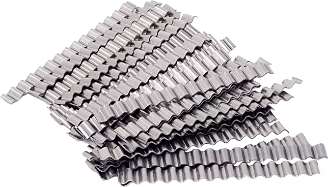 WOLFF_Dummy_13932_13878_Corrugated Links_2025-08 En samling av vågiga metallremsor staplade tillsammans, med ett zigzagmönster längs deras längd. Remsorna är glänsande och verkar vara gjorda av rostfritt stål eller ett liknande material som reflekterar ljus i olika riktningar. Arrangemanget visar flera lager, vilket ger en känsla av djup och textur till kompositionen.
