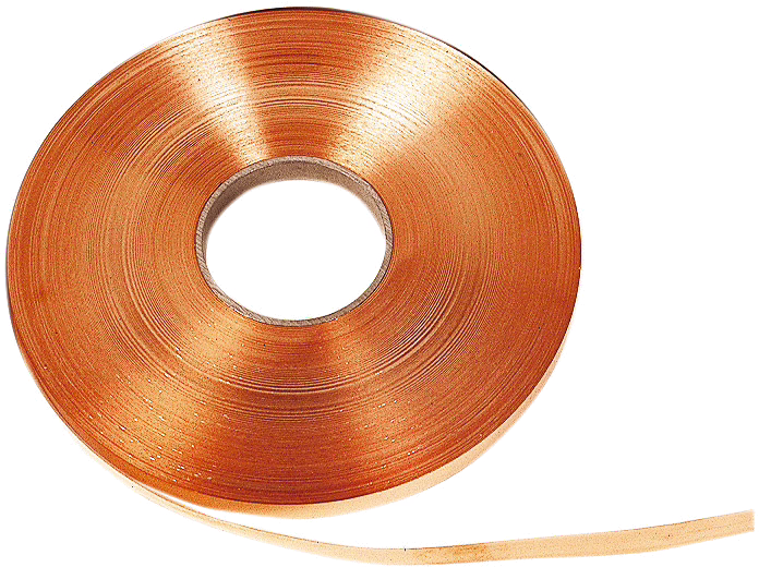 WOLFF_Dummy_13594_13595_copper band_2025-08 Närbild av en spole med tunt metalliskt kopparfärgat band lindat runt en pappkärna, fotograferad mot vit bakgrund. Bandet har en blank, reflekterande yta med fina koncentriska texturer och en lös ände som sticker ut; spolen ses snett uppifrån.