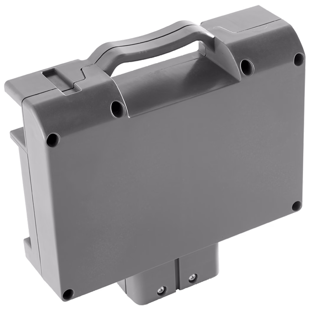 WOLFF_Dummy_83150_Replacement Battery_2025-08 Ett robust grått portabelt fodral designat för lagring och transport. Det har ett format handtag för enkel bärning, en plan överdel och synliga skruvar på botten för montering. Fodralet visar tecken på slitage, vilket tyder på att det är använt men fortfarande funktionellt. Det finns runda hål på sidorna som kan tjäna olika syften, såsom ventilation eller säkring av fodralet.